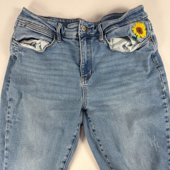 Judy Blue Jeans 16W Embroidered Sunflower Cuffed Ankle Light Wash Denim - Picture 8 of 9